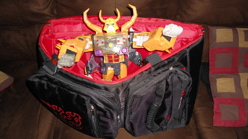 Illustration for article titled Am I Up To Reviewing This Competitive Gaming Bag?